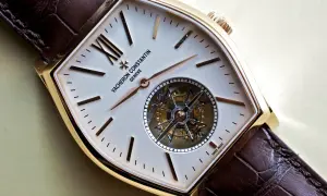 Reloj Vacheron Constantin con tourbillon que es una maravilla de la relojería, caja dorada y correa de piel marrón.