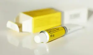 Maść ichtiolowa jak długo trzymać? Tubka 15g z żółtym opakowaniem.