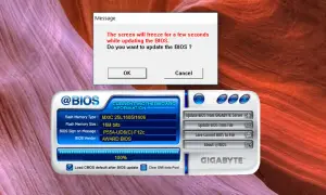 Ventana de mensaje advierte que la pantalla se congelará al actualizar BIOS. Se muestra la interfaz de @BIOS para actualizar BIOS de placa base Gigabyte.