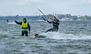 Jak pływać na kitesurfingu? Twój start od podstaw do deski