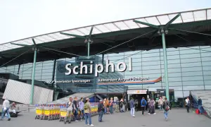 Na lotnisku Schiphol w Amsterdamie, obok wejścia, znajduje się znak z symbolem palenia, co sugeruje, że jest tam palarnia.