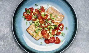 Lachs auf Salat: Rezepte, Tipps & Nährwerte für Ihre gesunde Mahlzeit