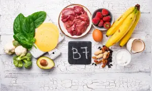 Biotyna (B7) w produktach takich jak wątróbka, jajka, orzechy, banany, szpinak, awokado, ser, truskawki, brokuły, kalafior, jogurt i mleko.