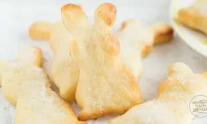 Zuckrige Quark Osterhasen, frisch gebacken und bereit zum Vernaschen. Ein süßer Gruß für das Osterfest.