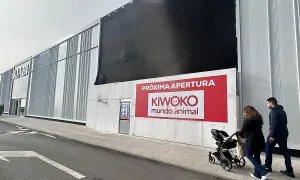 Fachada de tienda Kiwoko con anuncio de próxima apertura y gente paseando.