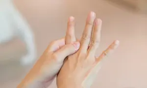 Mani che si massaggiano per alleviare i sintomi della neuropatia alle mani.