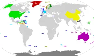 Mapa świata z zaznaczonymi punktami. Wśród nich państwa w Polinezji, jak np. wyspy oznaczone jako PF, PN, NU, CK.