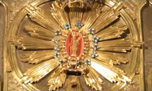 Okładka książki z obrazem Matki Bożej Bolesnej i kościołem w tle.