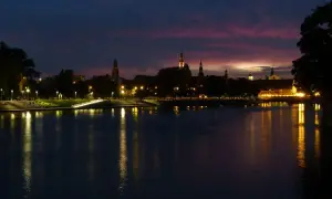Zachód słońca nad Odrą we Wrocławiu. Idealne miejsce, by zastanowić się, co robić we Wrocławiu wieczorem, podziwiając iluminacje miasta.