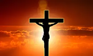 Silhuett av Jesus på korset mot en dramatisk solnedgång. Detta är en stark symbol för vad påsk betyder för många.