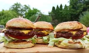 Jak doprawić burger wołowy, aby był soczysty i pełen smaku