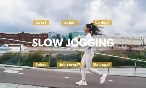 Kobieta w stroju sportowym biegnie w spokojnym tempie, promując slow jogging. Napisy pytają: "Co to?", "Skąd?", "Co daje?", "Zalety", "Jak zacząć?", "Dla kogo?".