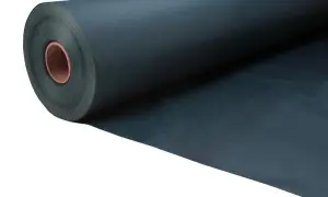 Dunkelgraues Polyestergewebe auf Rolle, ideal für wasserdichte Anwendungen.