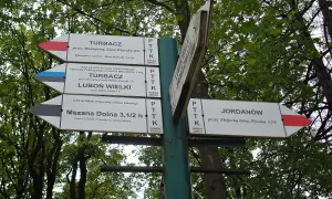 Rozdroże szlaków w Rabce Zdroju. Wskazówki kierują do Turbacza, Lubonia Wielkiego, Mszany Dolnej i Jordanowa.