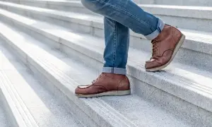 Męskie brązowe botki na schodach, idealne jako buty do jeansów. Klasyczny wybór dla stylowego mężczyzny.