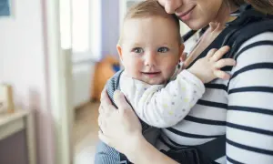 Nosidełko dla niemowlaka: fizjoterapeuta radzi, jak wybrać bezpieczne?