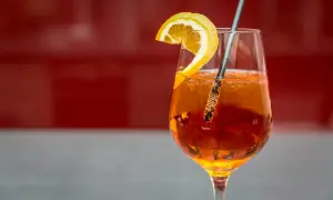 Orzeźwiający Aperol Spritz z plasterkiem pomarańczy i słomką. Idealny przepis na letnie popołudnie.