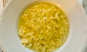 Stracciatella alla romana in una ciotola bianca, un classico confortante.