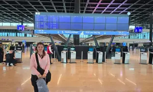 Frau am Flughafen Frankfurt, bereit für ihren Flug nach Dubai mit Emirates A380.