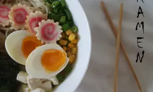 Miseczka ramenu z jajkiem, kukurydzą, tofu i narutomaki.