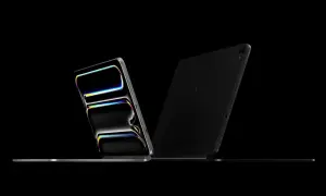 Dwa iPady Pro, jeden srebrny z kolorowym ekranem, drugi czarny z klawiaturą. Czy to najnowszy iPad?