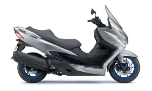 Elegancki, srebrny Suzuki Burgman Executive z niebieskimi akcentami na siedzeniu i felgach.