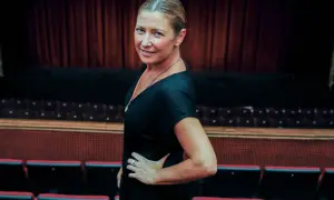 Sara Baras, con su edad, posa con elegancia en un teatro, lista para deslumbrar.