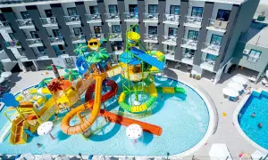 Kolorowy aquapark z licznymi zjeżdżalniami i basenami, idealny dla rodzin, stanowi serce hotelu Narcia Resort.