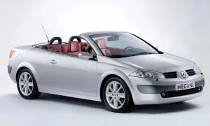 Srebrny Renault Megane cabrio z czerwonymi skórzanymi siedzeniami, gotowy na letnią przejażdżkę.