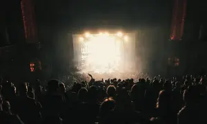 Tłum na koncercie, światła sceny rozświetlają mgłę. W sercu tego wszystkiego, jak w tekście "Someone Like You" Adele, czuć emocje.
