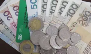 Pieniądze i monety, zielona legitymacja ZUS. Nadzieja na trzynasta emerytura 2026.
