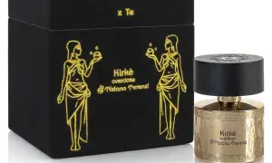 Złota butelka perfum Kirke Tiziana Terenzi w ozdobnym, czarnym pudełku z motywem konstelacji Cassiopea.