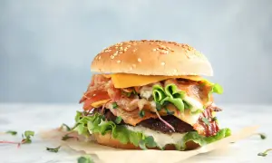 Kaloryczność burgera: Od 250 do 1000 kcal? Sprawdź i jedz fit!