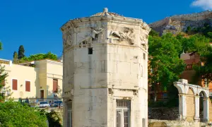Vindarnas torn, ett antikt grekiskt monument med reliefer av vindgudar, står stolt mot en klarblå himmel.