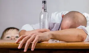 Codzienne picie męża: Kiedy to alkoholizm? Jak szukać pomocy?