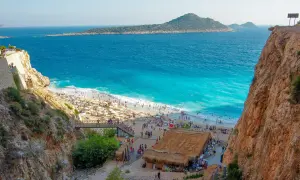 Piękna plaża z turkusową wodą i wyspą w oddali. Idealne miejsce na wyjazd do Turcji.