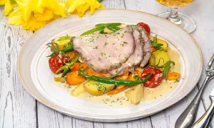 Skinkstek med rotfrukter och grön sås. Perfekt skinkstek temperatur för en saftig och god måltid.