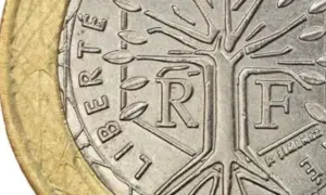 Detalle de una moneda de la República Francesa con un árbol estilizado y las letras "R" y "F".