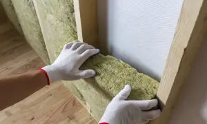 Rękawice ochronne pomagają w montażu wełny mineralnej. Do jej cięcia najlepiej użyć specjalnego noża lub piły.