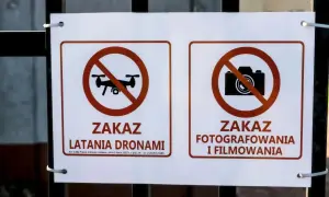 Tablica informuje o zakazie latania dronami i zakazie fotografowania i filmowania.