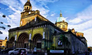 Majestatyczna bazylika na Filipinach, symbol religii i historii, z kopułą lśniącą w słońcu.