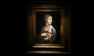 Obraz Dama z łasiczką, Leonarda da Vinci. Młoda kobieta w niebieskiej sukni trzyma w ramionach białego zwierzątko.