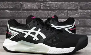 Scarpe da padel Asics Gel-Challenger 13 nere con dettagli bianchi e rosa acceso, pronte a sfidare ogni colpo.