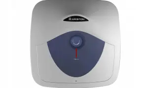 Bojler Ariston 30l z pokrętłem regulacji temperatury i wskaźnikiem grzania.