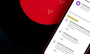 Czerwona płyta winylowa obok smartfona z aplikacją Play.