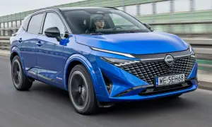 Niebieski Nissan Qashqai e-POWER w ruchu. Sprawdź atrakcyjną nissan qashqai cena i wybierz swój wymarzony model.