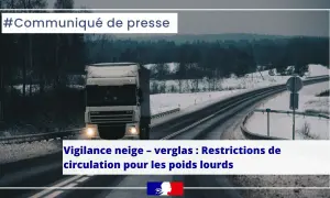 Camion sur route enneigée. Communiqué de presse annonçant des restrictions de circulation pour les poids lourds en raison de la vigilance neige et verglas.