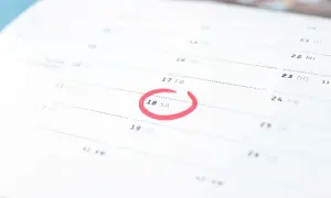 Kalendarz z zaznaczonym 18. dniem miesiąca. Zastanawiasz się, ile to godzin tygodniowo, gdy pracujesz na pół etatu?