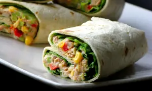 Pyszna tortilla z tuńczykiem, chrupiącą sałatą, kukurydzą i papryką. Idealna na szybki lunch.