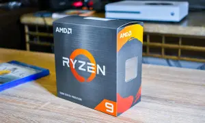AMD Ryzen 9 5900X Box, bereit für den Test. Daneben liegt ein Blu-ray-Spiel.